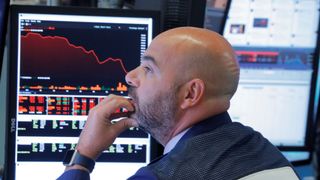 Un commerçant travaille sur le sol de la Bourse de New York (NYSE) à Manhattan à New York "srcset =" https://e3.365dm.com/18/10/320x180/skynews-wall-street-new-york_4449422. jpg? 20181010213253 320w, https://e3.365dm.com/18/10/640x380/skynews-wall-street-nereet-york_4449422.jpg?20181010213253 640w, https://e3.365dm.com/18/10/ 736x414 / skynews-wall-street-new-york_4449422.jpg? 20181010213253 736w, https://e3.365dm.com/18/10/992x558/skynews-wall-street-new-york_444942222.jpg?20&lang=fr //e3.365dm.com/18/10/1096x616/skynews-wall-street-new-york_4449422.jpg?20181010213253 1096w, https://e3.365dm.com/18/10/1600x900/skynews-wall-street -new-york_4449422.jpg? 20181010213253 1600w, https://e3.365dm.com/18/10/1920x1080/skynews-wall-street-new-york_4449422.jpg?20181010213253 1920w, https://e3.365dm.com /18/10/2048x1152/skynews-wall-street-new-york_4449422.jpg?20181010213253 2048w "tailles =" (min-largeur: 900px) 992px, 100vw