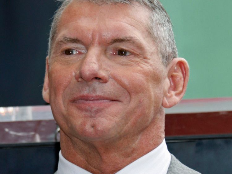 Le 14 mars 2008, Vince McMahon, président de World Wrestling Entertainment, Inc., pose après le dévoilement de sa vedette dans le Walk of Fame à Hollywood, lors d'une cérémonie à Hollywood en Californie.