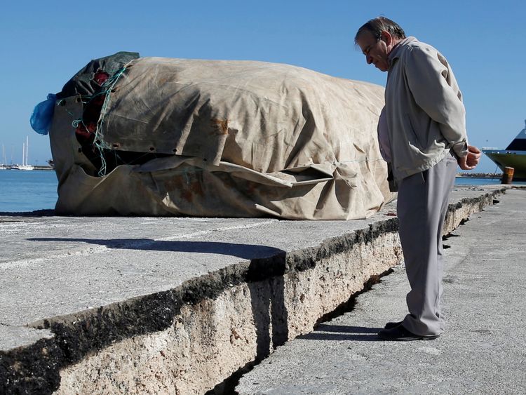 Un homme regarde la jetée endommagée du port de Zante, à la suite d'un tremblement de terre sur l'île de Zante, en Grèce, le 26 octobre 2018. REUTERS / Costas Baltas
