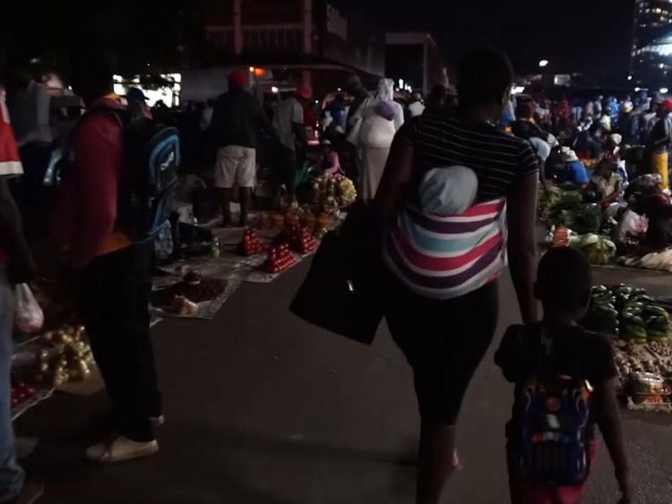 Le Zimbabwe a du mal à payer ses factures et ses prétentions domestiques. les monnaies s'effondrent en valeur