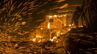 Des vents forts soufflent sur des maisons en flammes lors de l'incendie de Woolsey le 9 novembre 2018 à Malibu, Californie "srcset =" https://e3.365dm.com/18/11/320x180/skynews-woolsey-malibu-california_4483190.jpg? 20181110185747 320w, https://e3.365dm.com/18/11/640x380/skynews-woolsey-malibu-california_4483190.jpg?20181110185747 640w, https://e3.365dm.com/18/11/736x414/skynews- woolsey-malibu-california_4483190.jpg? 20181110185747 736w, https://e3.365dm.com/18/11/992x558/skynews-woolsey-malibu-california_4483190.jpg?20181110185747 992w, https://e3.35.35.3d.html 18/11 / 1096x616 / skynews-woolsey-malibu-california_4483190.jpg? 20181110185747 1096w, https://e3.365dm.com/18/11/1600x900/1400181914181914181918191819191819181918191819181918191918191918191918191819191819191819181919181919181919181919191919191919191919191919191919191919191919191919 //e3.365dm.com/18/11/1920x1080/skynews-woolsey-malibu-california_4483190.jpg?20181110185747 1920w, https://e3.365dm.com/18/11/2048x1152/skynews-woolsey-malibu-california_s .jpg? 20181110185747 2048w "tailles =" (largeur minimale: 900px) 992px, 100vw