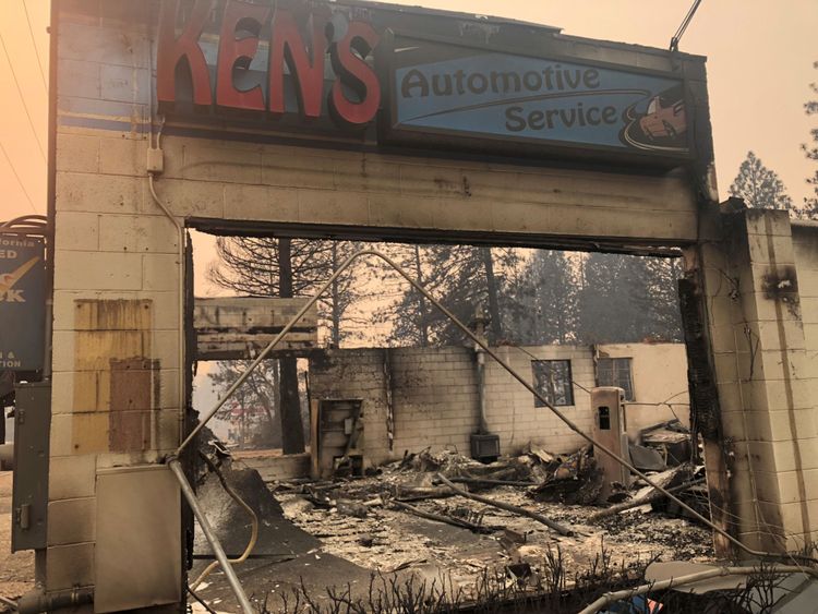 L'atelier de réparation du service automobile de Ken est en ruine après les incendies qui ont ravagé la région de Paradise, Californie, États-Unis, le 12 novembre 2018. Photo prise le 12 novembre 2018. REUTERS / Sharon Bernstei