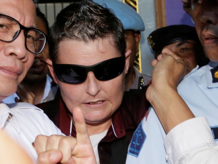 L'Australienne Renae Lawrence (C), membre du tristement célèbre réseau de contrebande de drogue Bali Nine, est libérée de prison dans la Regency de Bangli, à Bali