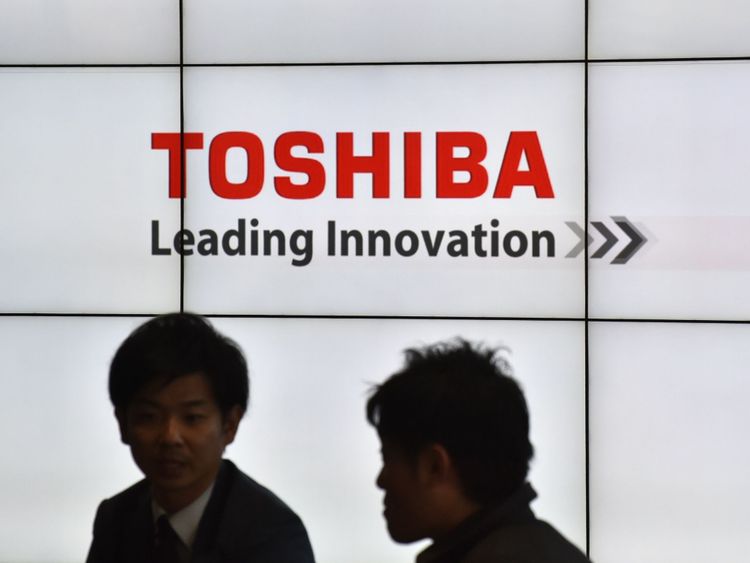 Le logo de la société japonaise Toshiba Corp. est affiché au siège de la société à Tokyo le 27 janvier 2017. Toshiba a annoncé le 27 janvier qu'il cesserait ses activités de mémoire puce, à la suite d'informations selon lesquelles le vaste conglomérat est l'intention de vendre une participation dans l'unité pour réparer son bilan malmené