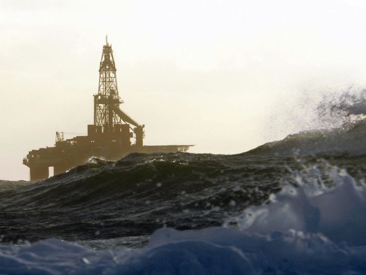 (FILES) La photo prise le 15 janvier 2007 montre une plate-forme pétrolière offshore en mer de Norvège. Les prix mondiaux du pétrole ont atteint un sommet record au-dessus de 99 dollars le baril le mercredi 21 novembre 2007, en raison de la chute du dollar américain et de la contraction des stocks mondiaux de brut, ont indiqué les traders. Mercredi, en début de séance, le contrat principal de New York, le brut léger non corrosif pour livraison en janvier, a atteint une valeur historique de 99,29 dollars.