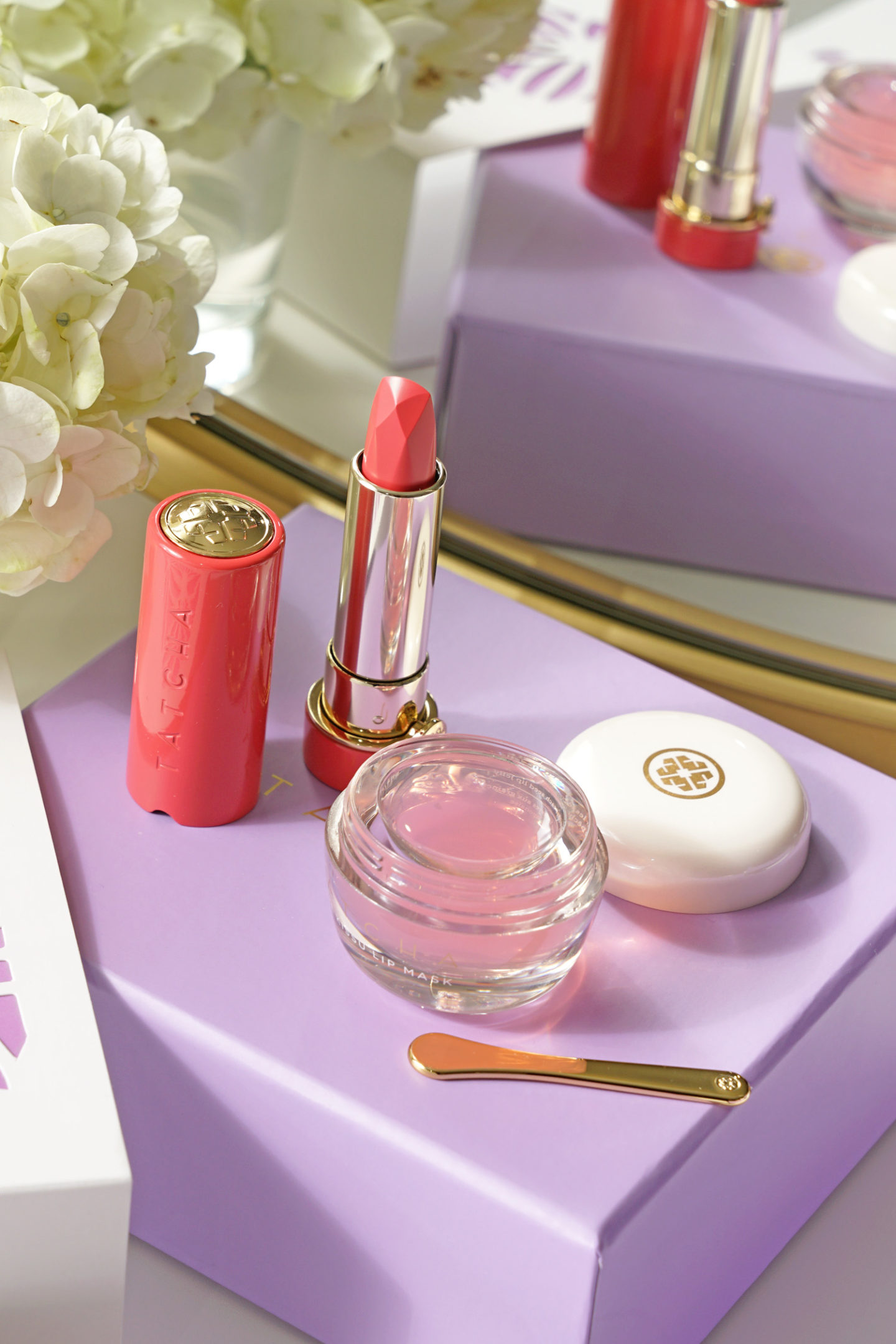 Duo Tatcha Blushing Lips, masque à lèvres Kissu Blossom et fleurs de pivoine