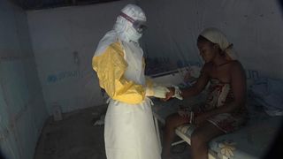 Une victime d'Ebola est soignée dans une clinique d'épidémie au Libéria