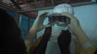Les travailleurs de l'UNICEF se préparent à entrer dans la zone d'infection "srcset =" https://e3.365dm.com/16/07/320x180/cegrab-20140701-203929-380-1_3580666.jpg?20160705025218 320w, https: //e3.365dm .com / 16/07 / 640x380 / cegrab-20140701-203929-380-1_3580666.jpg? 20160705025218 640w, https://e3.365dm.com/16/07/736x414/cegrab-20170701-203929-380-1_3580666. jpg? 20160705025218 736w, https://e3.365dm.com/16/07/992x558/cegrab-20140701-203929-380-1_3580666.jpg?20160705025218 992w, https://e3.365dm.com/16/07/ 1096x616 / cegrab-20140701-203929-380-1_3580666.jpg? 20160705025218 1096w, https://e3.365dm.com/16/07/1600x900/cegrab-20140701-203929-380-1_3580666.jpg=20357070502518718, https: //e3.365dm.com/16/07/1920x1080/cegrab-20140701-203929-380-1_3580666.jpg?20160705025218 1920w, https://e3.365dm.com/16/07/2048x1152/cegrab-20140701-203929 -380-1_3580666.jpg? 20160705025218 2048w "tailles =" (largeur minimale: 900px) 992px, 100vw