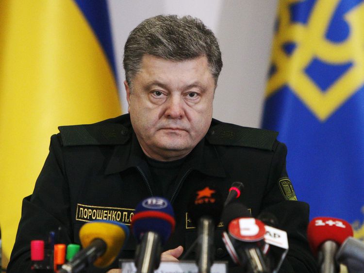 Le président ukrainien Petro Poroshenko s'entretient avec des militaires à Kiev