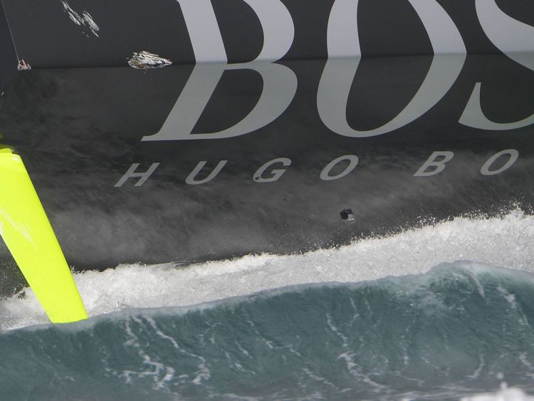 Le monocoque d'Alex Thomson a été endommagé après s'être endormi près de la ligne d'arrivée