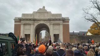 Des foules se rassemblent à la porte de Menin en Belgique "srcset =" https://e3.365dm.com/18/11/320x180/skynews-armistice-day-menin-gate_4483709.jpg?20181111101733 320w, https: //e3.365dm .com / 18/11 / 640x380 / skynews-armistice-day-menin-gate_4483709.jpg? 20181111101733 640w, https://e3.365dm.com/18/11/736x414/skynews-armistice-day-menin-gate_448370. jpg? 20181111101733 736w, https://e3.365dm.com/18/11/992x558/skynews-armistice-day-menin-gate_4483709.jpg?20181111101733 992w, https://e3.365dm.com/18/11/ 1096x616 / skynews-armistice-day-menin-gate_4483709.jpg? 20181111101733 1096w, https://e3.365dm.com/18/11/1600x900/skynews-armistice-day-menin-gate_4483709.jpg?2071111113 //e3.365dm.com/18/11/1920x1080/skynews-armistice-day-menin-gate_4483709.jpg?20181111101733 1920w, https://e3.365dm.com/18/11/2048x1152/skynews-armistice-day -menin-gate_4483709.jpg? 20181111101733 2048w "tailles =" (largeur minimale: 900px) 992px, 100vw