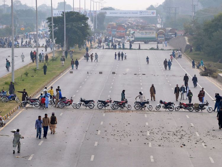 Les partisans du Tehreek-e-Labaik Pakistan (TLP) bloquent une rue lors d'une manifestation suite à la décision de la Cour suprême