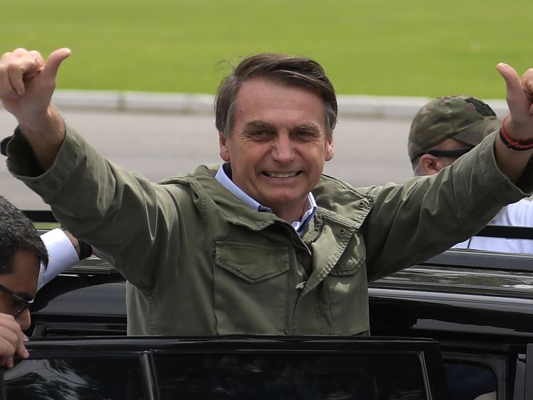 Jair Bolsonaro, le président d'extrême droite élu du Brésil, félicite les supporters