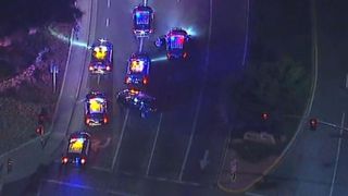 La police emprisonne les rues de Thousand Oaks, en Californie, après une fusillade dans un bar