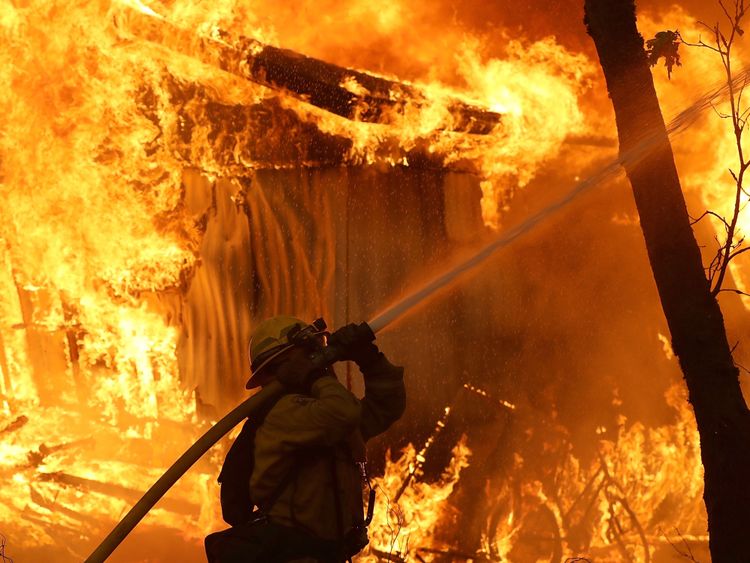 Un pompier combat un incendie sauvage à Magalia, Californie