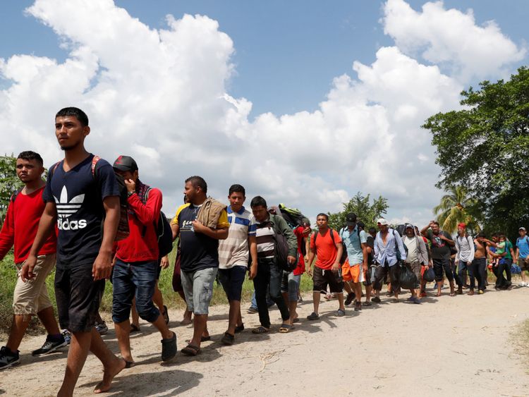 La plus petite caravane de 600 migrants suit la plus grande à travers le Mexique
