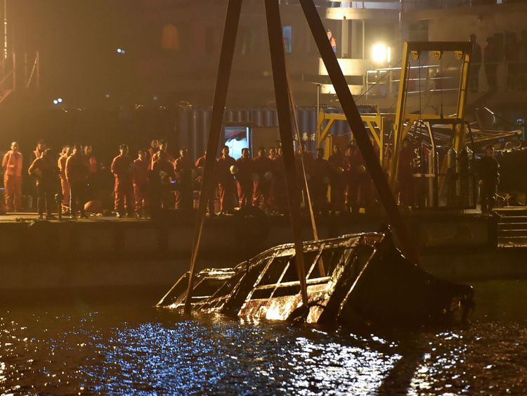 Une grue sauve l’épave d’un bus après son effondrement d’un pont dans le fleuve Yangtsé, au sud-ouest de la Chine, à Chongqing, le 1er novembre 2018.