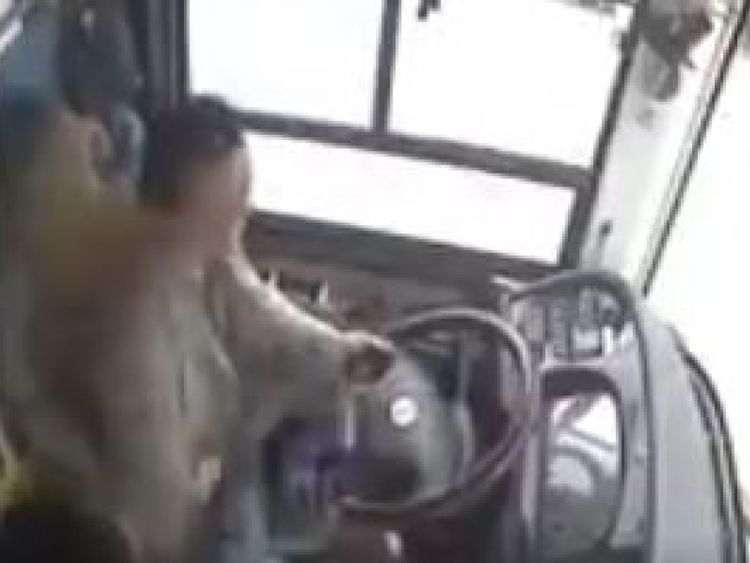 Le conducteur du bus est heurté par un passager. Pic: China Daily