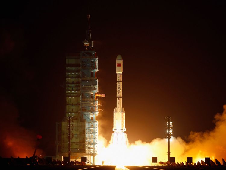 Une fusée Longue Marche 2F transportant le premier module de laboratoire spatial du pays, Tiangong-1, décolle du Centre de lancement de satellites de Jiuquan le 29 septembre 2011 à Jiuquan, dans la province du Gansu en Chine. Le Tiangong-1, non habité, restera en orbite pendant deux ans et accostera avec le vaisseau spatial Shenzhou-8, -9 et -10 de la Chine pour l'objectif ultime de la Chine d'établir une station spatiale habitée autour de 2020.