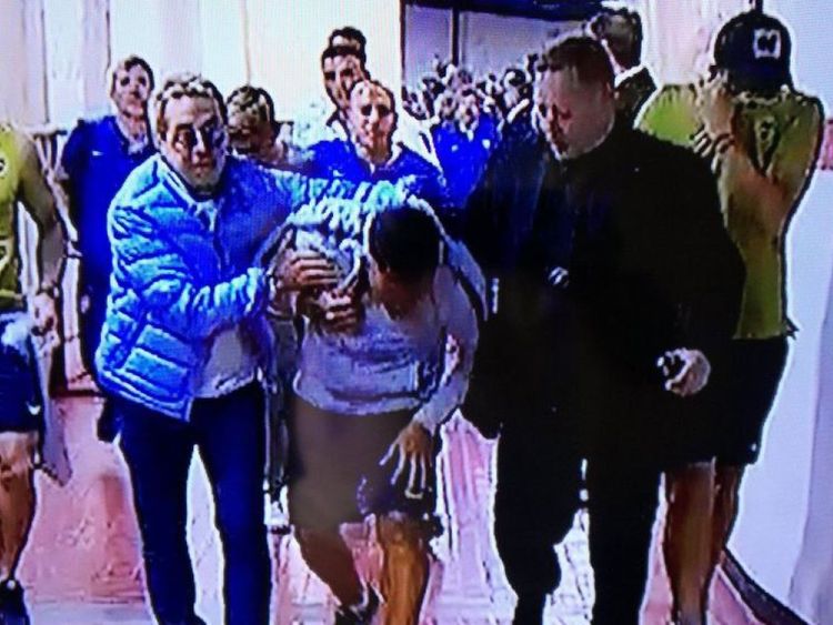 Les chaînes de télévision sud-américaines affirment que l'attaquant de Boca Carlos Tevez souffre des effets de l'inhalation de spray au poivre. Pic: @golazoargentino