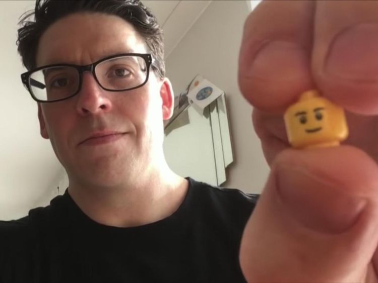 Les médecins se sont filmés en train d'avaler des têtes de LEGO