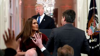 Jim Acosta de CNN refuse de céder le micro à un membre du personnel de la Maison Blanche