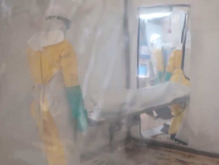 Une femme de 46 ans décédée du virus est emmenée
