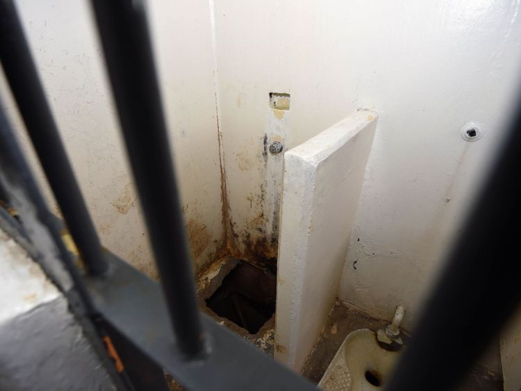 La douche où El Chapo s'est échappé par un tunnel en 2015.