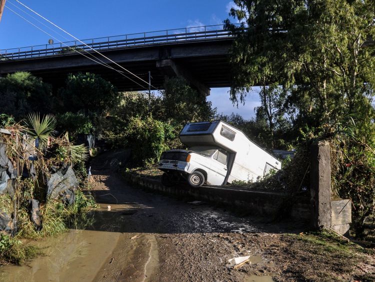 Une rivière a débordé près de la maison où la famille a été retrouvée