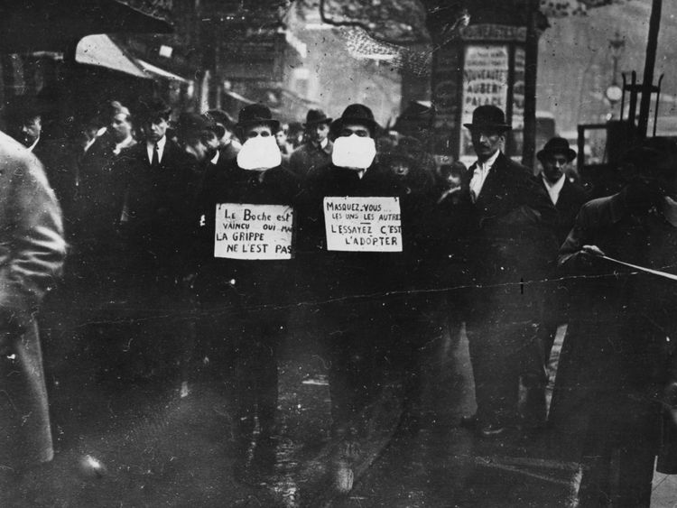 Des hommes portant des masques antigrippaux à Paris pendant l'épidémie de grippe espagnole qui a suivi la Première Guerre mondiale