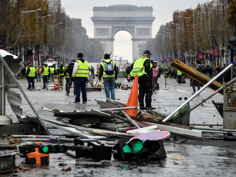 Les manifestants sont furieux face à la flambée du prix du diesel, certains appelant Emmanuel Macron "voleur".