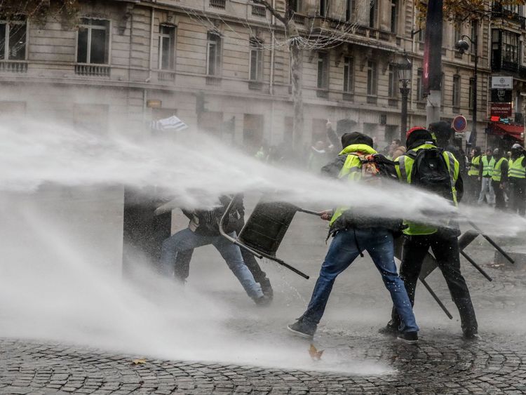 Il y avait des scènes tendues à Paris alors que les manifestants essayaient d'atteindre le palais des Elysées