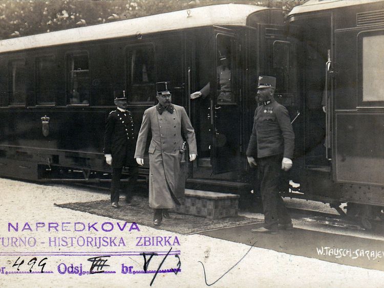 L'archiduc Franz Ferdinand sortant d'un train à Sarajevo la veille de sa mort