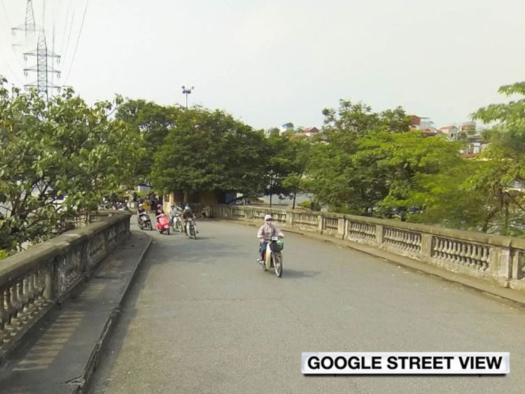 L'entrée du pont Long Mien à Hanoi