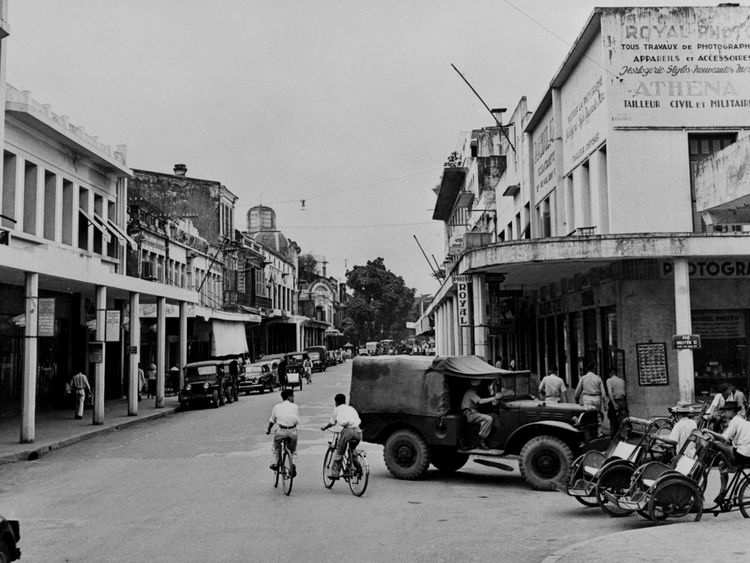 L'entrée de la rue Nyugen Xi à Hanoi en 1954, à la fin de la première guerre d'Indochine