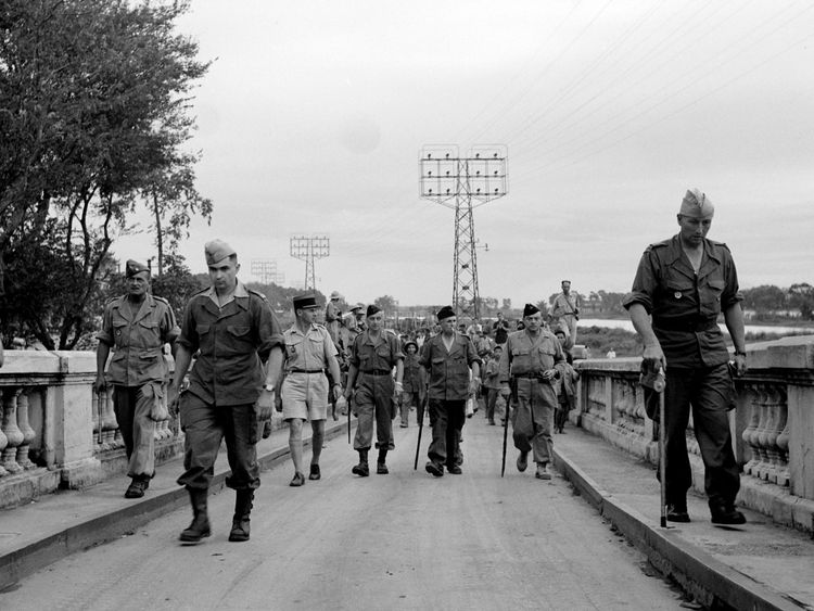 Les troupes françaises traversent Hanoi face à la défaite face à la guerre d'indépendance du Vietnam