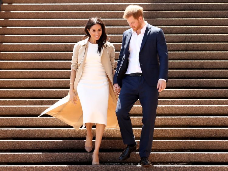 Le prince Harry et son épouse Meghan descendent les marches de l'emblématique opéra pour rencontrer la foule
