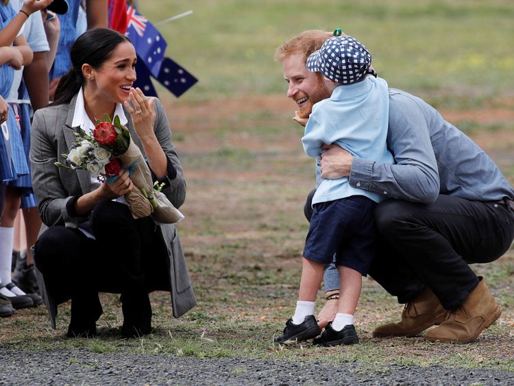 Le prince Harry et Meghan, la duchesse de Sussex, discutent avec Luke Vincent, 5 ans, après leur arrivée à l'aéroport de Dubbo