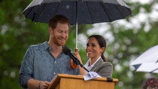Le prince Harry et Meghan, la duchesse de Sussex, assistent à un pique-nique communautaire au parc Victoria, à Dubbo "srcset =" https://e3.365dm.com/18/10/320x180/skynews-harry-meghan-australia_4455419.jpg?201810170855175 320w , https://e3.365dm.com/18/10/640x380/skynews-harry-meghan-australia_4455419.jpg?20181017085517 640w, https://e3.365dm.com/18/10/736x414/skynews-harry- meghan-australia_4455419.jpg? 20181017085517 736w, https://e3.365dm.com/18/10/992x558/skynews-harry-meghan-australia_4455419.jpg?201810170885517 992w, https://e3.365dm.com/18/ 10 / 1096x616 / skynews-harry-meghan-australia_4455419.jpg? 20181017085517 1096w, https://e3.365dm.com/18/10/1600x900/skynews-harry-meghan-ausghan-australia_4455419.jpg?20817174170177171717 e3.365dm.com/18/10/1920x1080/skynews-harry-meghan-australia_4455419.jpg?20181017085517 1920w, https://e3.365dm.com/18/10/2048x1152/skynews-harry-meghan-australia_4455419.jpg ? 20181017085517 2048w "tailles =" (largeur minimale: 900px) 992px, 100vw
