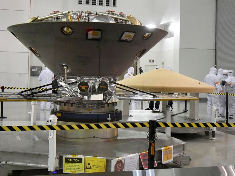 Le satellite InSight de la NASA, destiné à la région d’Elysium Planitia située sur Mars & # 39; l'hémisphère nord subit les derniers préparatifs à la base aérienne de Vandenberg, Californie, États-Unis, le 6 avril 2018