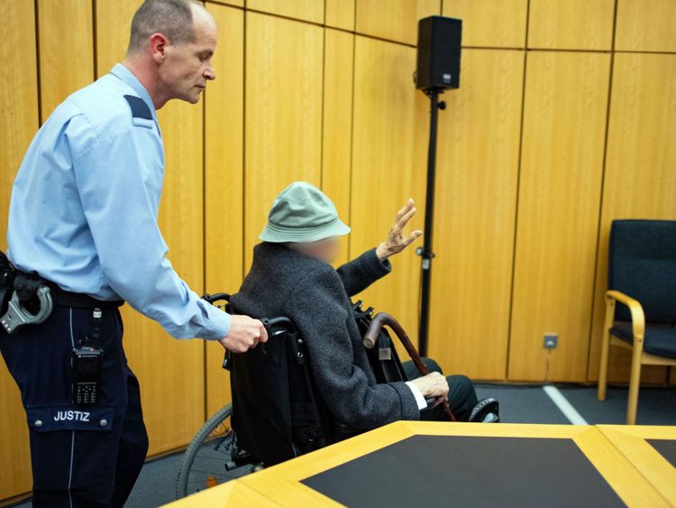 Ancien gardien SS, Johann Rehbogen a été poussé devant un tribunal en fauteuil roulant