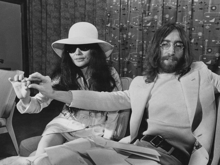 Lennon a été abattu devant sa femme Yoko Ono