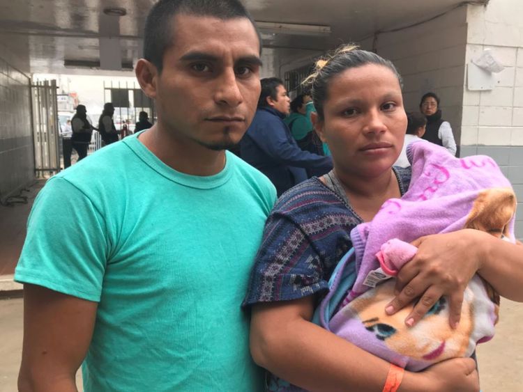 La fille de Juan et Orlinda, Juana, est née dans la caravane de migrants après avoir fui des gangs au Salvador.