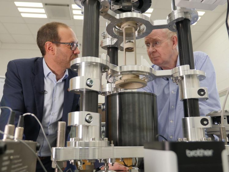 Les travaux sur la définition du kilogramme sont en cours au Laboratoire national de physique.