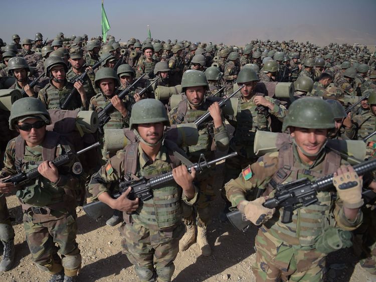 Des soldats de l'armée nationale afghane (ANA) défilent lors d'un exercice militaire au Centre de formation militaire de Kaboul (KMTC) dans la banlieue de Kaboul le 17 octobre 2017