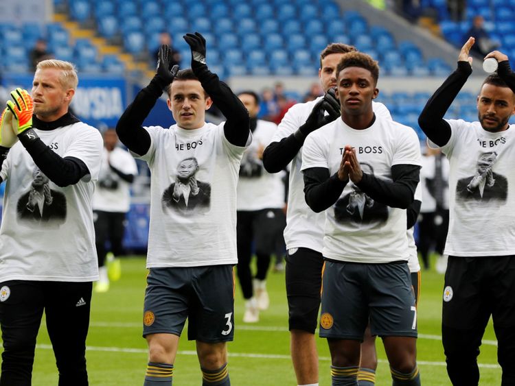 Les joueurs en avance sur le match portaient des t-shirts avec la photo du propriétaire.