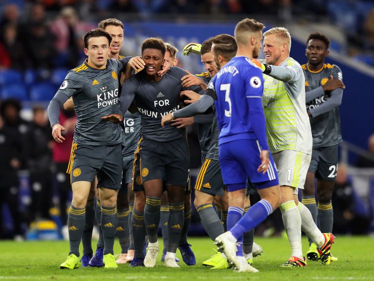 Le gardien Kasper Schmeichel a parcouru la longueur du terrain pour se joindre aux célébrations