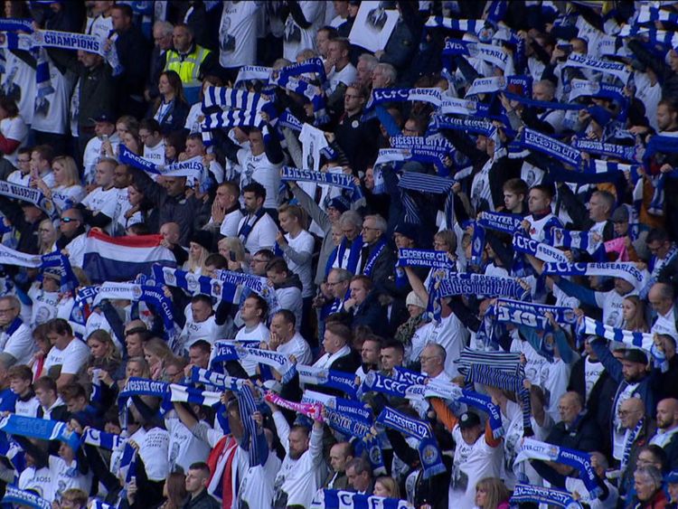 Les fans ont brandi leurs écharpes d'équipe en signe de respect