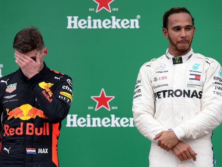 Verstappen, à gauche, a perdu la course contre Lewis Hamilton