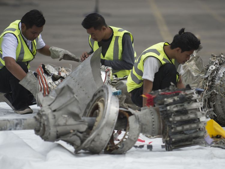 Les enquêteurs examinent les pièces de moteur du vol JT 610 de Lion Air, malheureux, dans un port de Jakarta le 7 novembre 2018, après leur récupération du fond de la mer de Java. - L’avion indonésien Lion Air qui a plongé dans la mer de Java le 29 octobre, tuant les 189 passagers à bord, avait un problème d’indicateur de vitesse de l’air lors de son vol mortel et lors de trois précédents voyages, a annoncé le 6 novembre le chien de garde du transport dans le pays. (Photo de BAY ISMOYO / AFP) (Le crédit photo doit se lire comme suit: BAY ISMOYO / AFP / Getty
